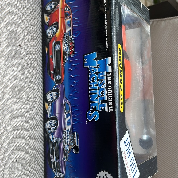 Muscle Machines '69 Chevy Camaro Orange w/ White Stripes & Fuel Lines 1:18 Scale - Picture 4 of 6